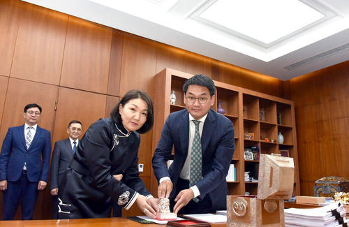 2019 онд батлагдсан Монгол Улсын хуулиуд дээр Төрийн тамга дарлаа