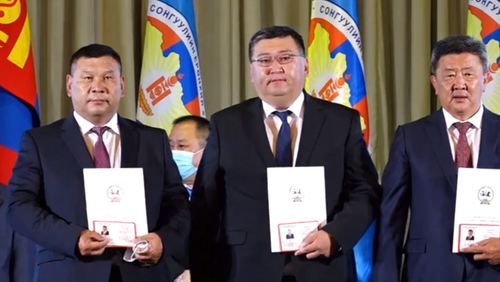 ШУУД: УИХ-д сонгогдсон гишүүдэд үнэмлэх гардуулж байна