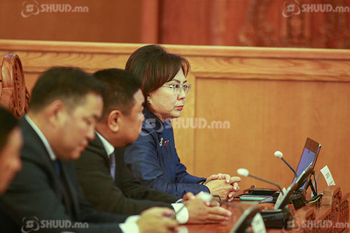 Д.Ганбат: Ковидын хуулийг сунгаж, ард түмний зовлонгоор зоолж болохгүй