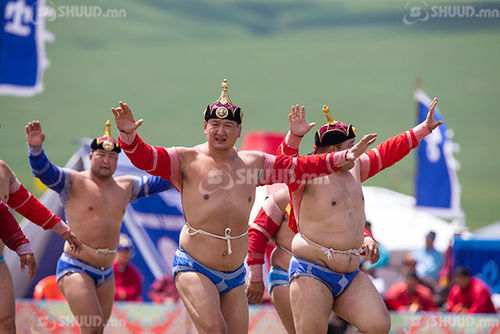 Бөхийн барилдааныг Дархан аварга Г.Өсөхбаяр, Дархан аварга А.Сүхбат нар манлайлна