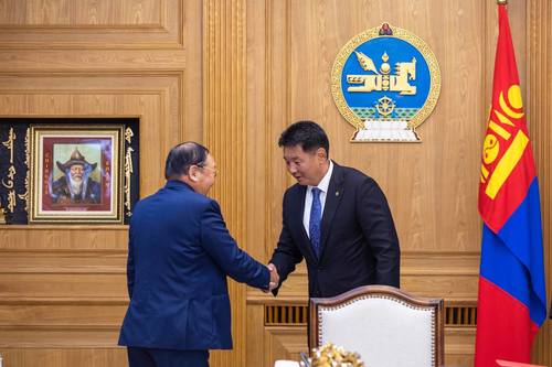 У.Хүрэлсүх гавьяат хуульч Н.Жанцанд хүндэтгэл үзүүлэв