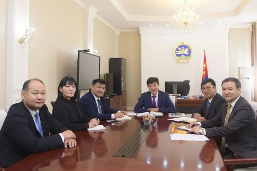 Соёлын сайдтай уулзаж ярилцав