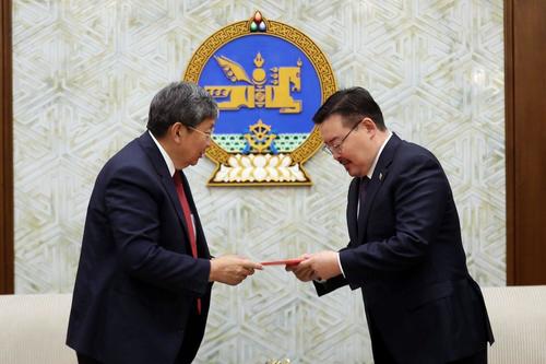 Сангийн сайд Ч.Хүрэлбаатар хуулийн төсөл өргөн барилаа