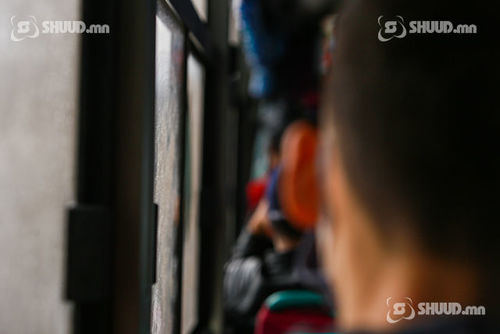 Автобусны жолооч, зорчигчидтойгоо хөлдөх шахав