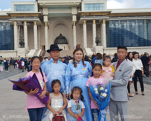 Э.Өлзийчимэг: Төрийн тэргүүнээс одонгоо гардах үед сүрдээд айсан