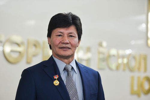 Ц.Төмөрхуяг: Бага насандаа эдэлж чадаагүй эрх жаргалыг ард түмэн аавын минь өмнөөс өгч байна