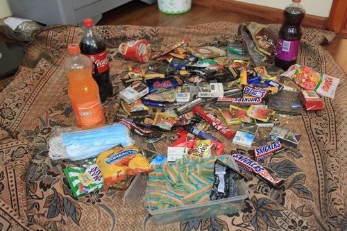 Хүнсний мухлагаас бэлэн мөнгө, эд зүйл хулгайлсан этгээдүүдийг илрүүлэв