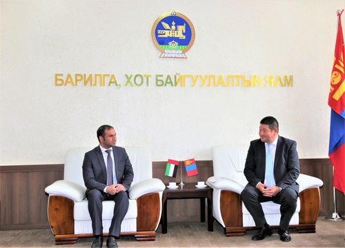 БХБ-ын сайд Б.Мөнхбаатар Элчин сайдын түр хамаарагч Мактум Рашид Аль-Хибсиг хүлээн авч уулзав