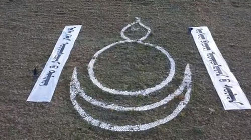 Буриад: Эх хэлээ хамгаалахаар уулан дээр  МОНГОЛ БИЧГЭЭР бичжээ