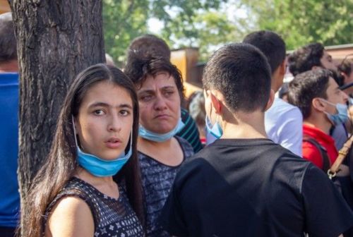 Уулын Карабах: Арменийн бүсгүйчүүд, ахмадууд фронт руу явах хүсэлт гаргажээ