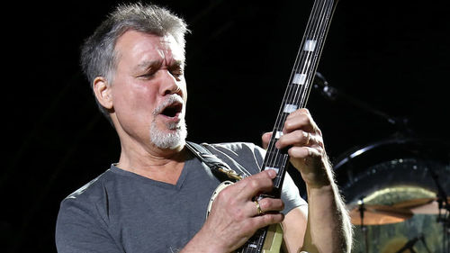 Бүх цаг үеийн шилдэг гитарчин Ван Хален таалал төгсжээ