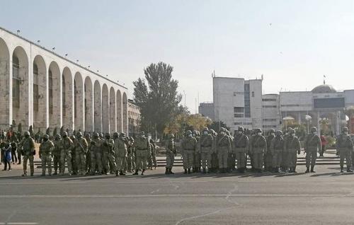Киргизийн үймээн: Толгойгоороо хөл хийж, эргээд эсрэгээрээ...