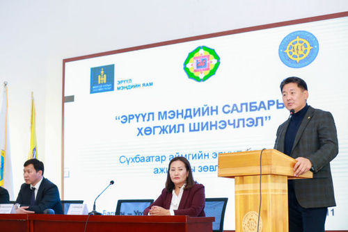 Ерөнхий сайд эрүүл мэндийн салбарынхантай уулзав