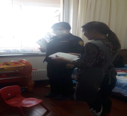 Гэртээ хүүхэд харах үйл ажиллагаа явуулсан 