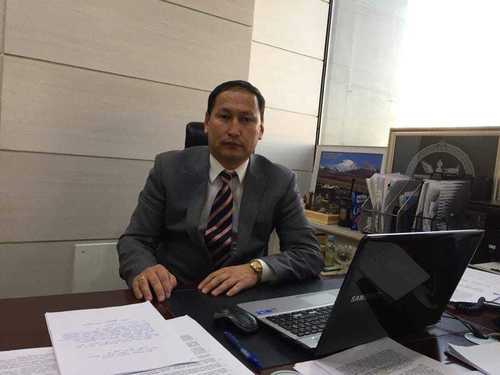 Хахууль авсан АТҮТ-ийн хэлтсийн дарга асан Д.Батбаярыг зургаан сая төгрөгөөр торгов