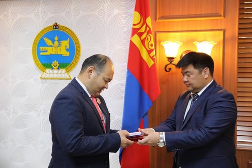 Соёлын өвийн газрын дарга Б.Даваацэрэнг төрийн дээд “Алтан гадас” одонгоор шагнажээ