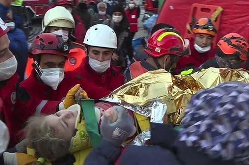 Турк: Газар хөдлөлтөөс 65 цагийн дараа бяцхан охиныг аварчээ