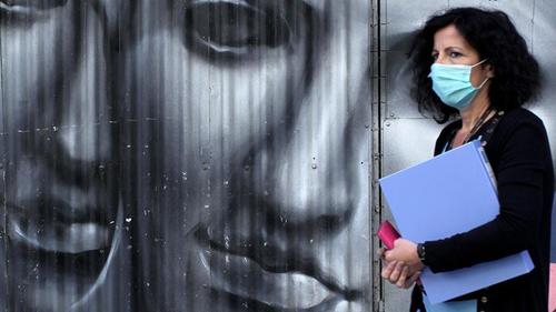 Грек: Амны хаалтгүй ирсэн багшид 1 жилийн тэнсэн харгалзах ял оноожээ