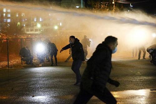 COVID-19: Парист сургууль хаахыг шаардсан сурагчид цагдаагийнхантай мөргөлджээ