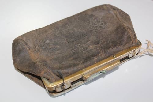 Үндэсний музейн алтан сан хөмрөгөөс: Ард Аюушийн хуучин бор хэтэвч