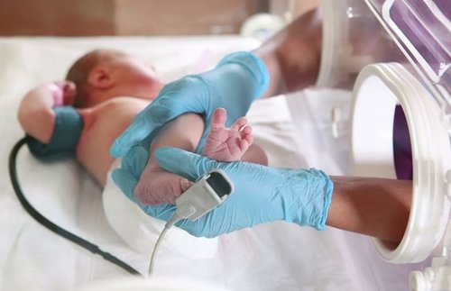 COVID-19: Сингапурт коронавирусийн эсрэг биеттэй хүүхэд төржээ