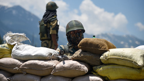 Хятад Энэтхэгтэй хил залгаа бүсийн дагуу цэргийн хуаран барьж байна
