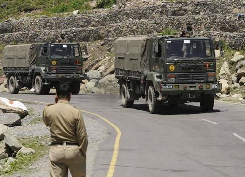 Энэтхэг болзошгүй дайнд бэлтгэн, зэвсэг нөөцөлж байна