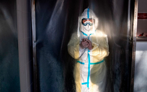 Цар тахал: Британид хөл хориог чангатгаж, Парист хориог эсэргүүцэж байна