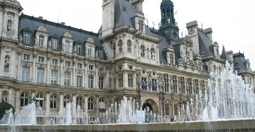 Парисын захиргааг хэт олон эмэгтэй удирдлагатай хэмээн торгохоор болжээ