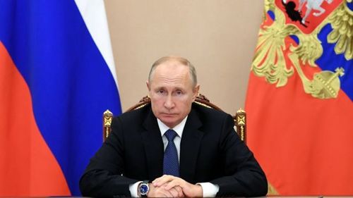 Баяраар ажиллах эмч нарын цалинг хоёр дахин нэмэхийг Путин үүрэгджээ