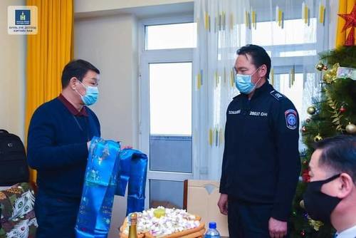 Цагдаагийн албан хаагчийг хоёр өрөө байраар урамшуулжээ