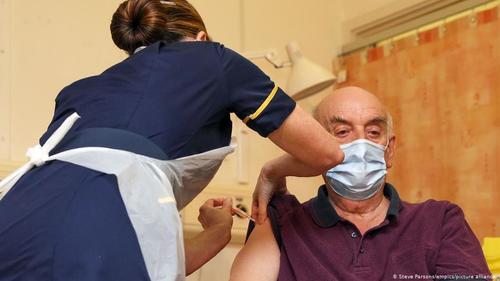 COVID-19: Британид АстраЗенека вакциныг ашиглаж эхэллээ