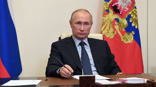 Путин бүх нийтийг вакцинжуулалтад хамруулж эхлэхийг үүрэгдэв