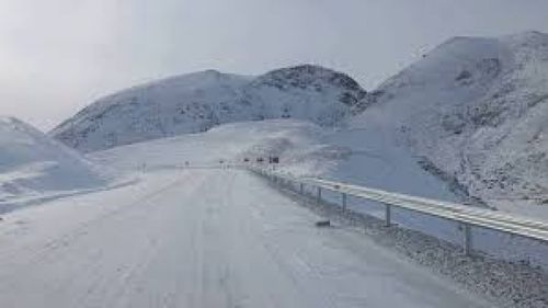 Жалга руу гулгасан машиныг татаж гаргалаа