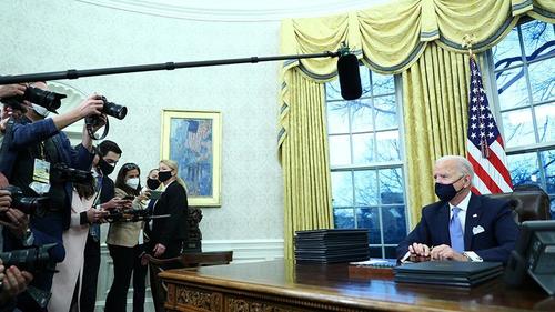 ТОЙМ: Байден тангаргаа өргөж, Трампын шийдвэрүүдийг цуцалж эхлэв