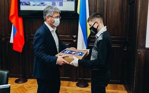 ОХУ: Хүүхдүүдийг гэртээ хичээллэхэд нь тусалж зөөврийн компьютер бэлэглэж байна