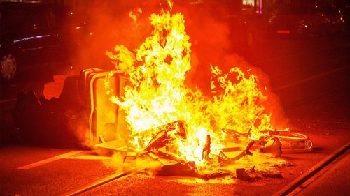 Амстердамын үймээн үүсгэгчид машин, гүүр дэлбэлжээ