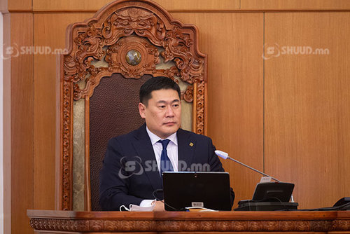 Л.Оюун-Эрдэнэ: Нэг ч өдөр ажиллаагүй сайдыг гоочлоод яахав ээ