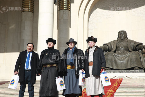 ВИДЕО: Хөдөлмөрийн баатар, Ардын жүжигчин, гавьяатууд төрөн гарлаа