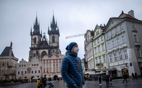 Чехд амны хаалт давхарлаж зүүх журам гарчээ