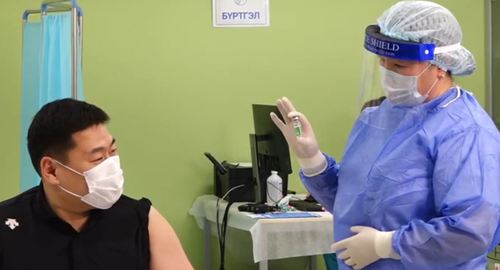 ШУУД: Ерөнхий сайд Л.Оюун-Эрдэнэ вакцины анхны тунг хийлгэж байна