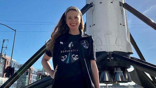 Хорт хавдрыг ялсан бүсгүй сансарт ниснэ