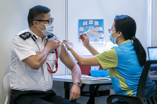 Хонконгт вакцинжуулалт эхэллээ