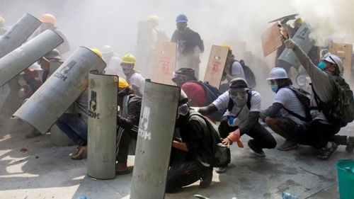 Мьянмар: Цэргийнхнийг эсэргүүцсэн иргэд рүү гал нээж, хүний амь үрэгдэв