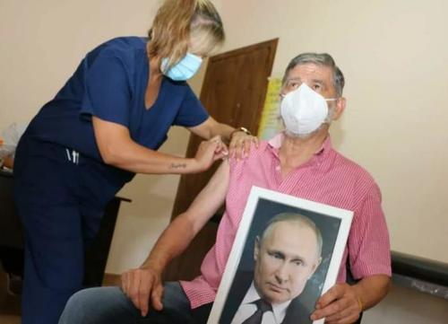 Аргентины хотын дарга Путиний хөргийг барин вакцин тариулжээ