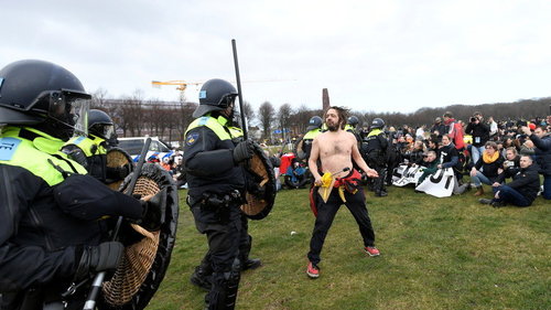 COVID-19: Нидерландад эсэргүүцэгчдийг усан буу ашиглан тараажээ