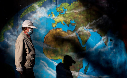 COVID-19: Польш хатуу хөл хорио тогтоож, Исланд жуулчдад үүдээ нээв