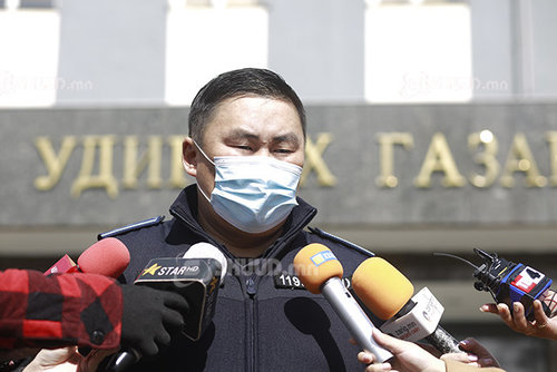 Гэрээс нь гаргахгүй байсан тул тагтаар дамжиж байгаад унаж гэмтжээ