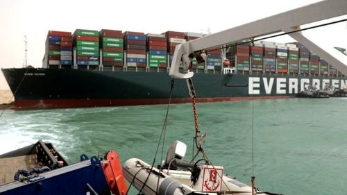 Суэцийн сувгийн түгжрэл: Өдөр бүр 10 тэрбум долларын зардал гарч байна