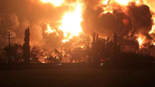 Индонези: Газрын тос боловсруулах үйлдвэрт дэлбэрэлт болжээ